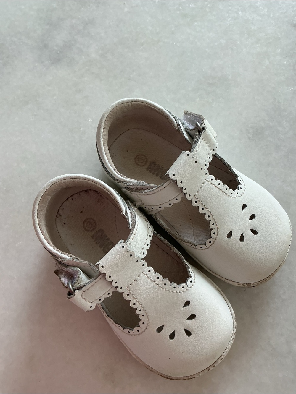 L'Amour White Toddler Mary Jane Shoes with Scallop Trim